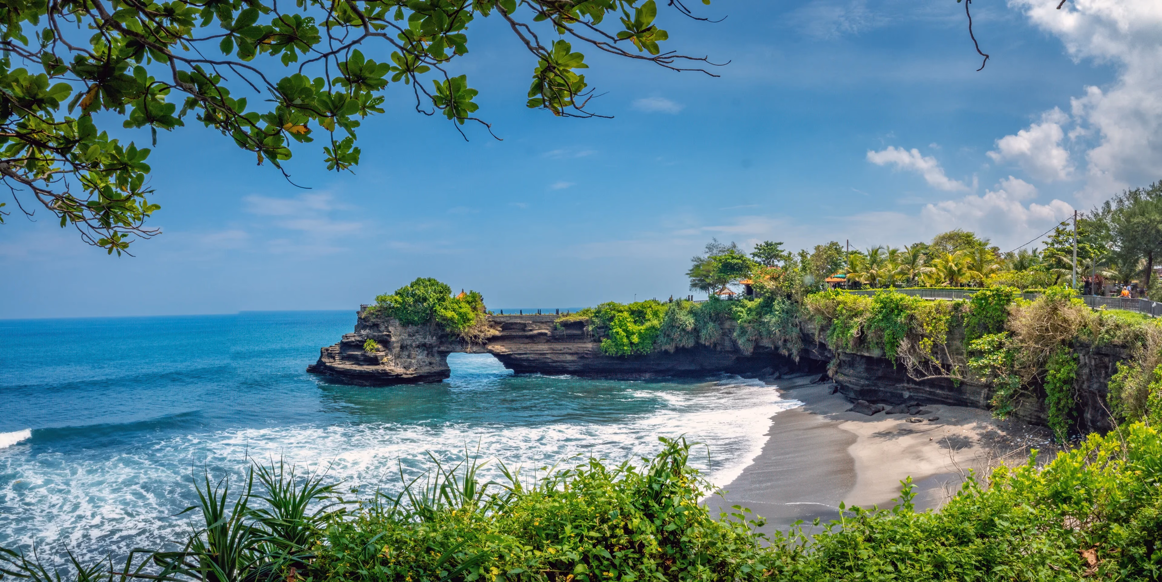 Petualangan hiking di pegunungan Indonesia